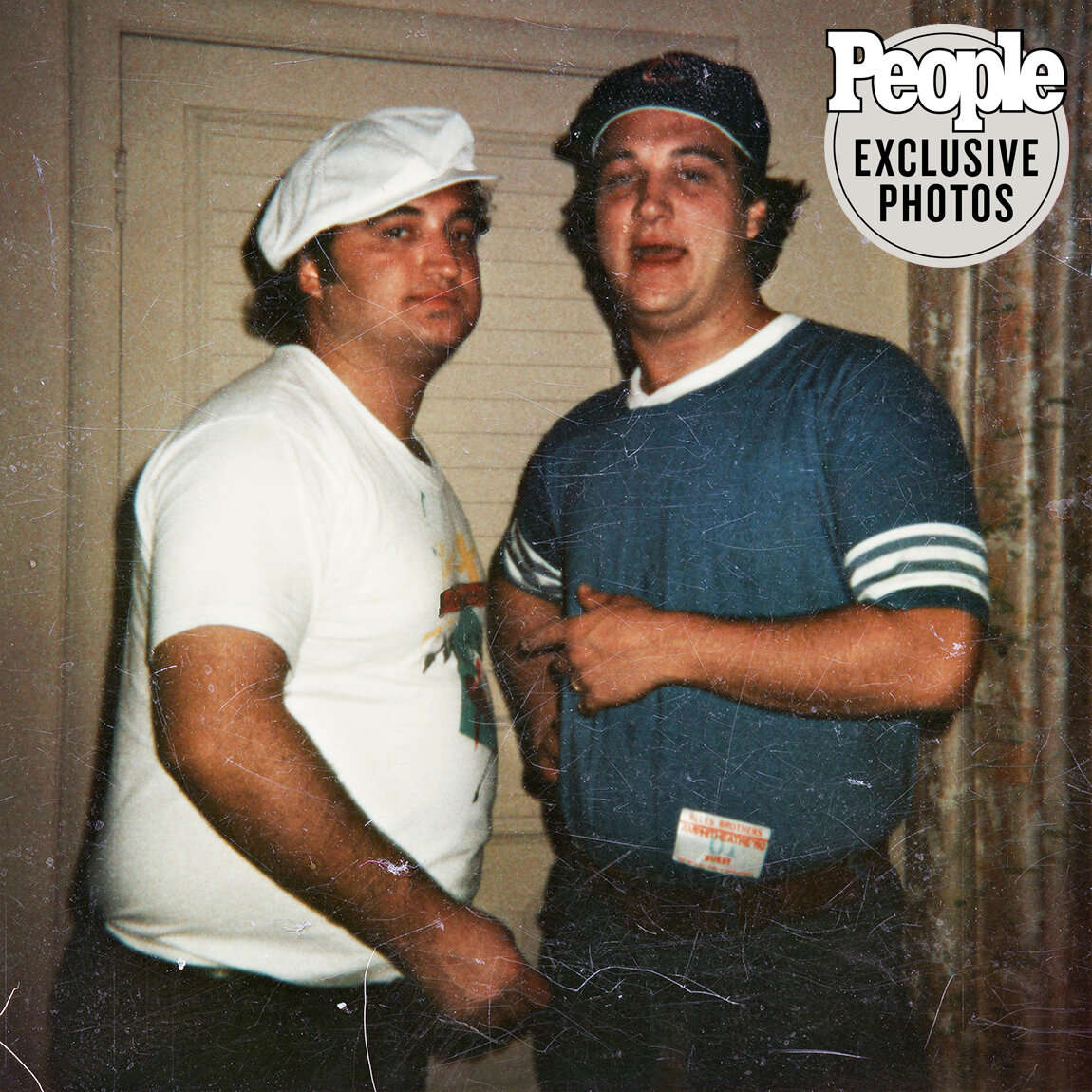 Джеймс Белуши и Джон.