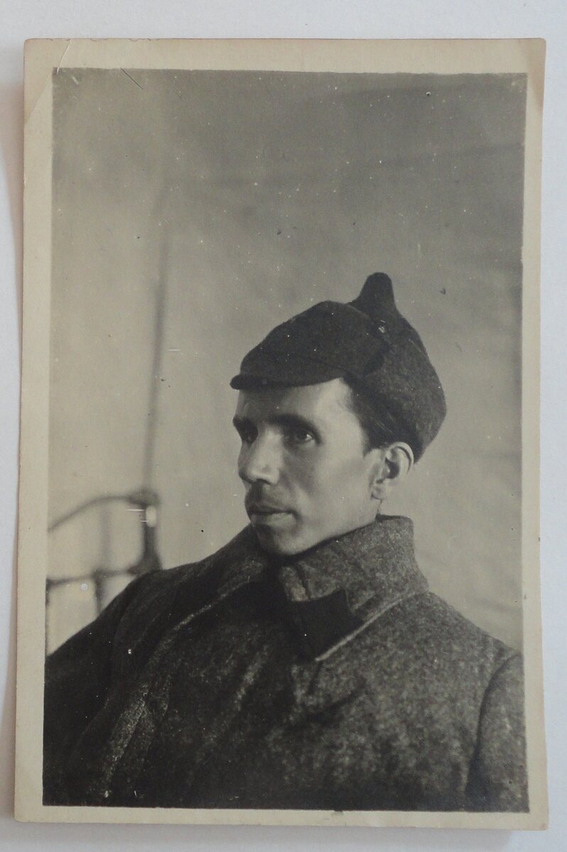 Фотопортрет. Н. А. Островский в шинели и шлеме.  Источник: Госкаталог.рф 