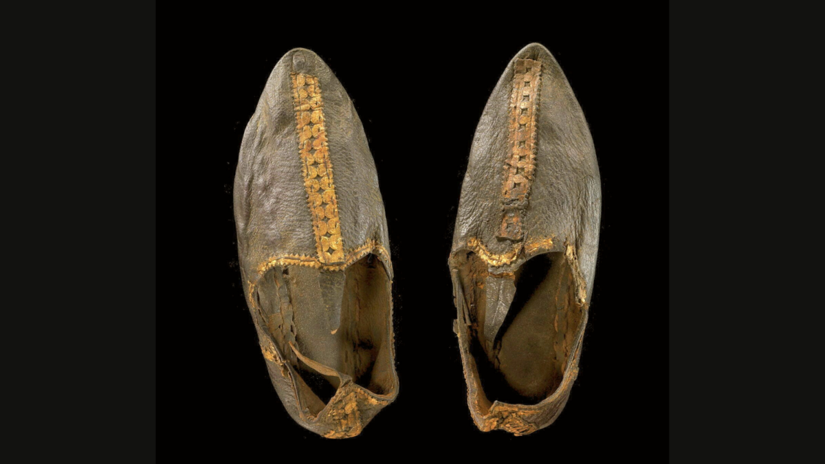 Пара обуви, кожа, золочение. 250-410 гг., Антинополь, Римская империя © Лувр, Париж 