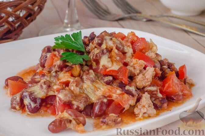 фарш свиной, фасоль консервированная, перец болгарский, помидоры, лук репчатый, сыр твёрдый, масло растительное, паприка молотая, соль