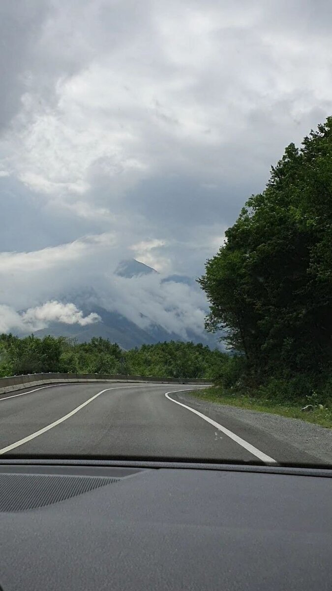 С Военно-Грузинской дороги открываются очень живописные виды.