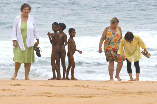 для мальчишек Индии нормально попрошайничать на пляжах, вот так, просто. Они сами всегда ставя из себя бедных, оголяются, и голышом попрошайничают. 