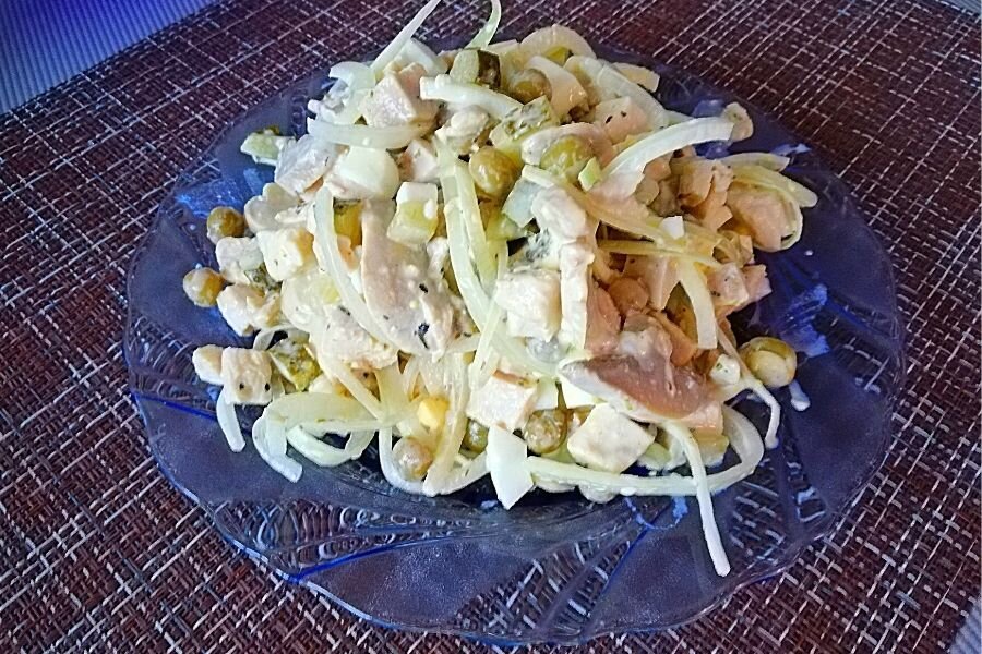 Салат с курицей и грибами