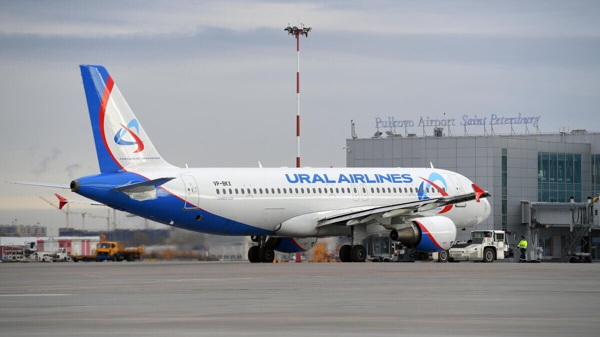    Самолет Airbus A320 Uralairlines в аэропорту Пулково© РИА Новости / Александр Гальперин