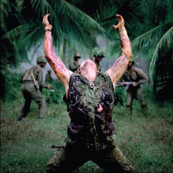 Смерть Уильяма Дефо в фильме "Взвод" 