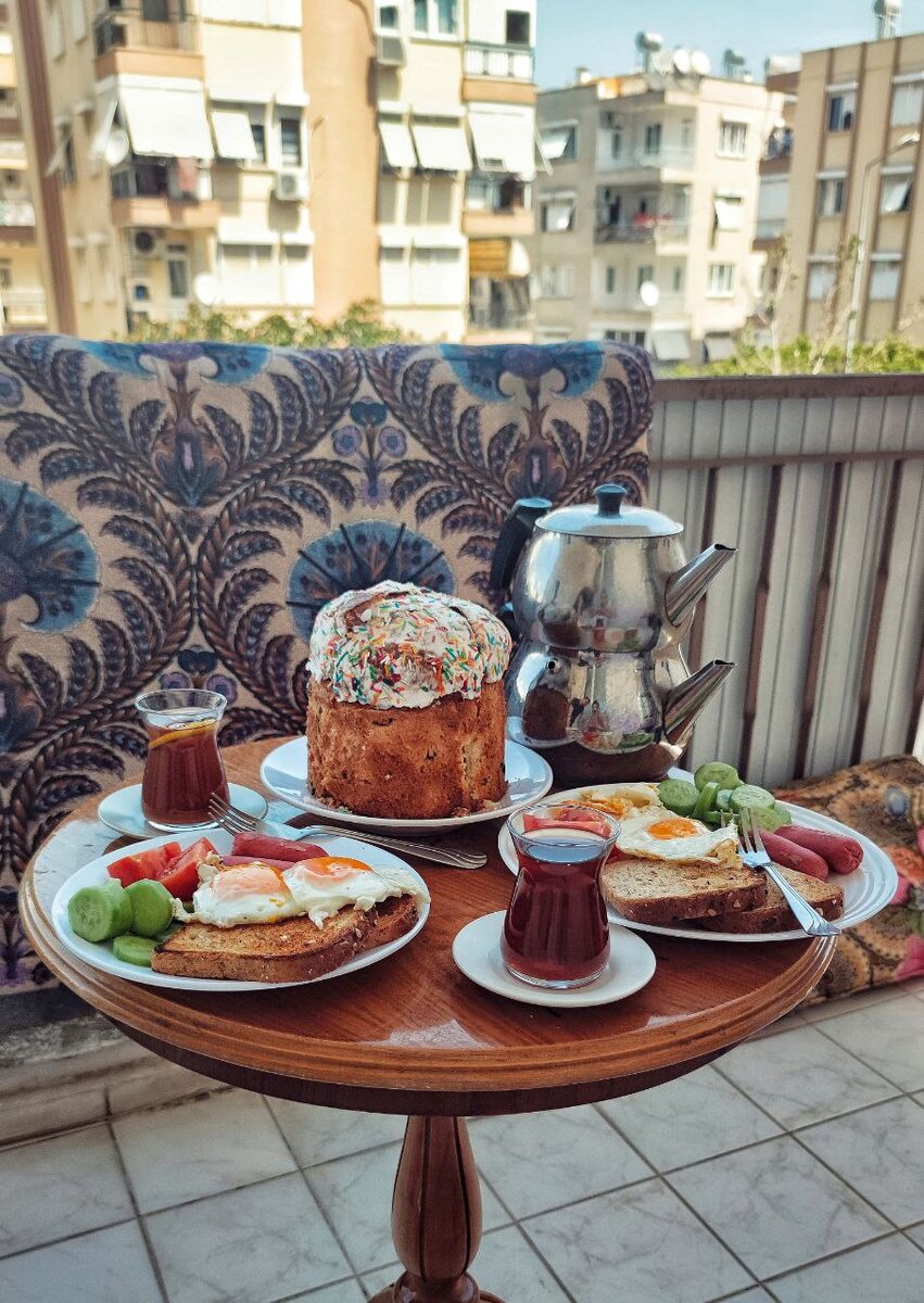 Наш завтрак в Турции, украшенный куличом