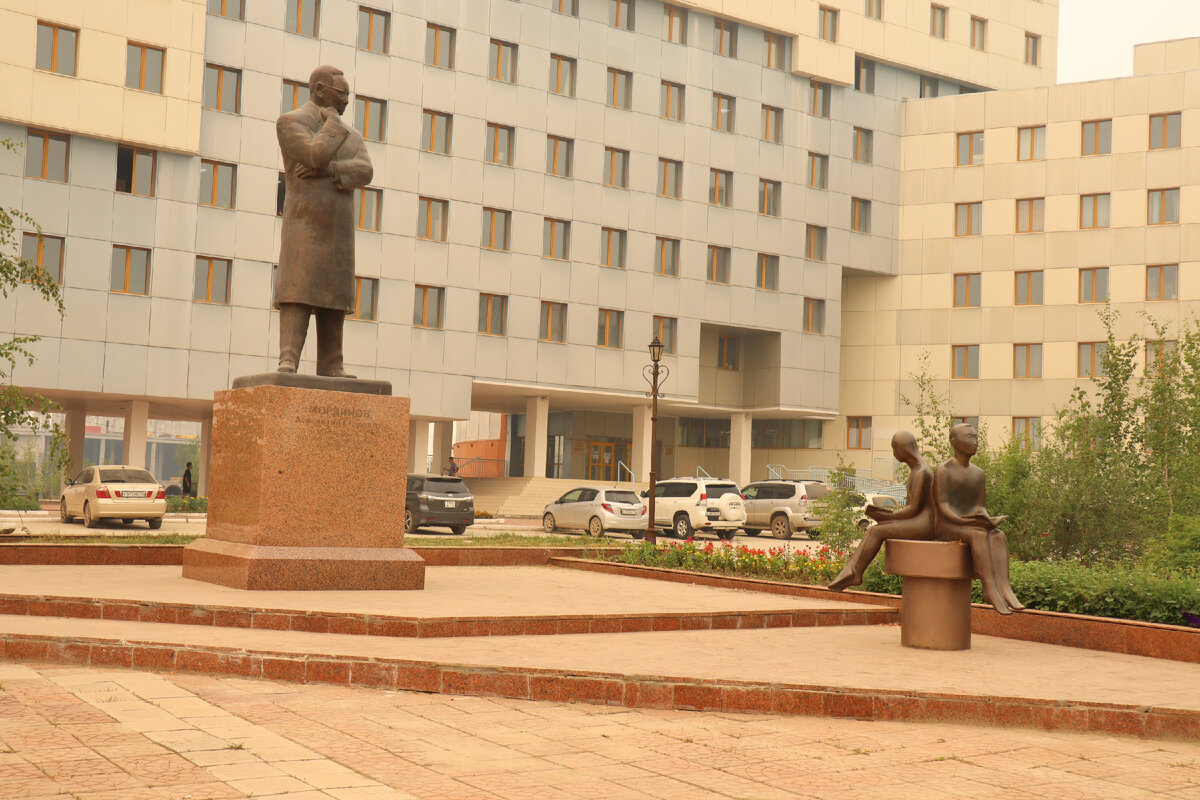 Тот самый корпус. На первом плане - памятник Авксентию Егоровичу Мординову (1910 - 1993) — первому якутскому учёному-философу, доктору философских наук, первому ректору Якутского госуниверситета. По-моему, душевный памятник вышел...