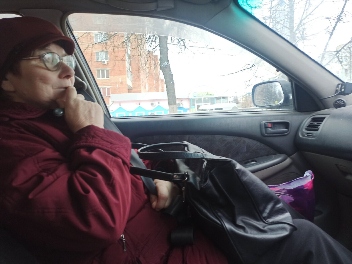 Штурман мама Аня пристально вглядывается вдаль... Врага не видно-можно ехать)))