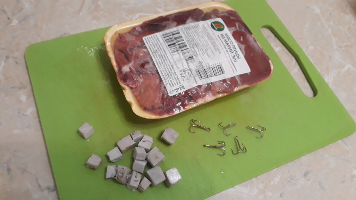 Куриная печень, кубики из пеноплекс, тройники. 