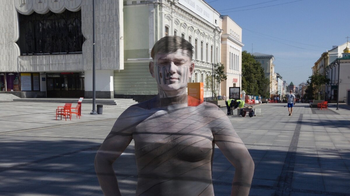     Нижегородца расписали под улицу Большую Покровскую. На нем изобразили театр кукол, а также плитку. Получилось весьма реалистично.