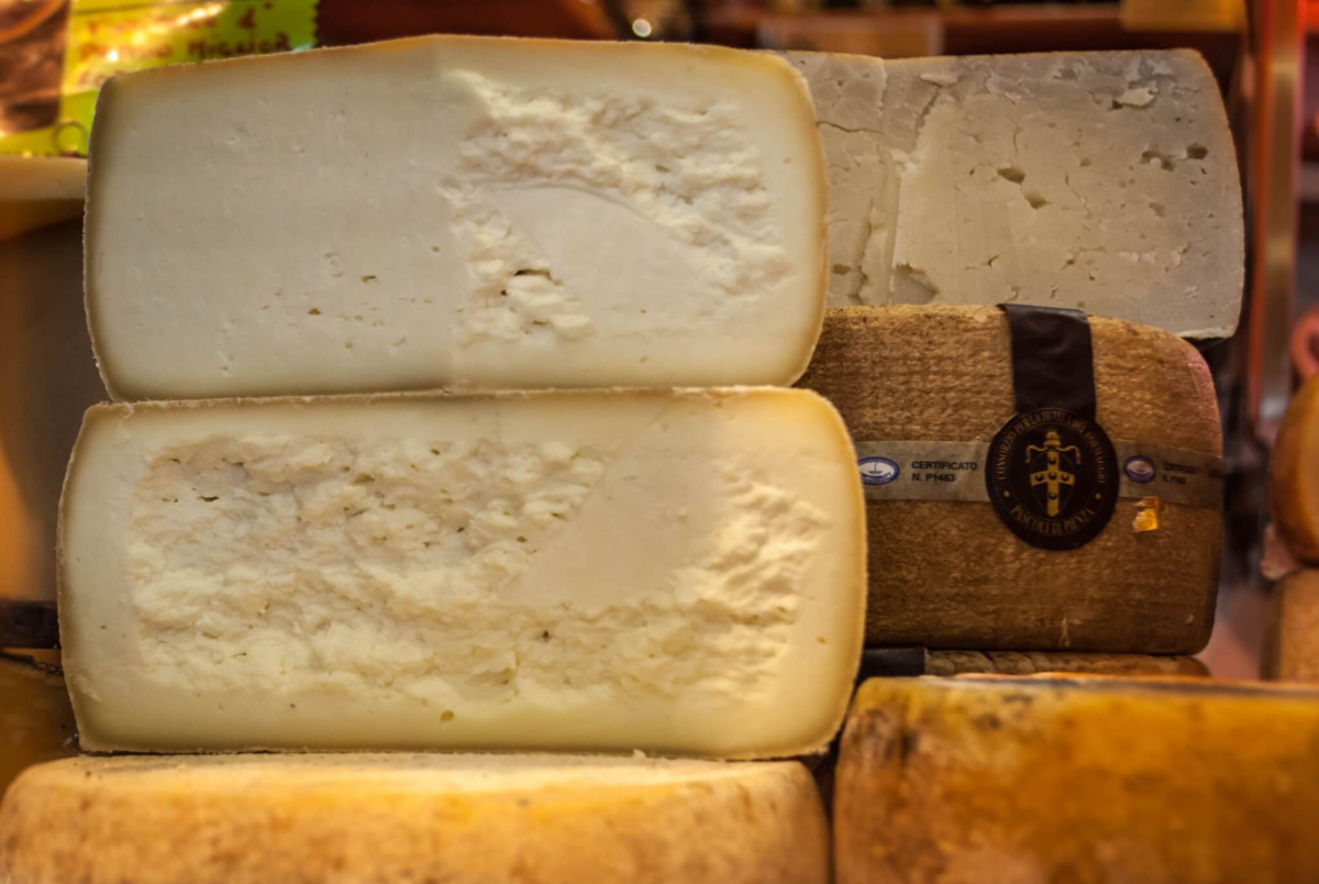 Самый популярный сыр. Сыр пекорино Романо. Итальянский сыр пекорино. Пекорино Тоскано. Пармезан пекорино Романо.