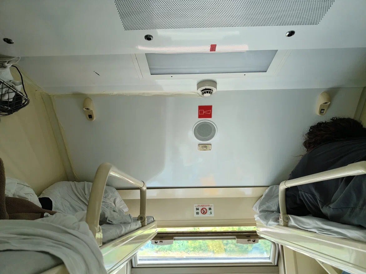 Верхняя полка двухэтажного поезда. Фото Светы Давыдовой