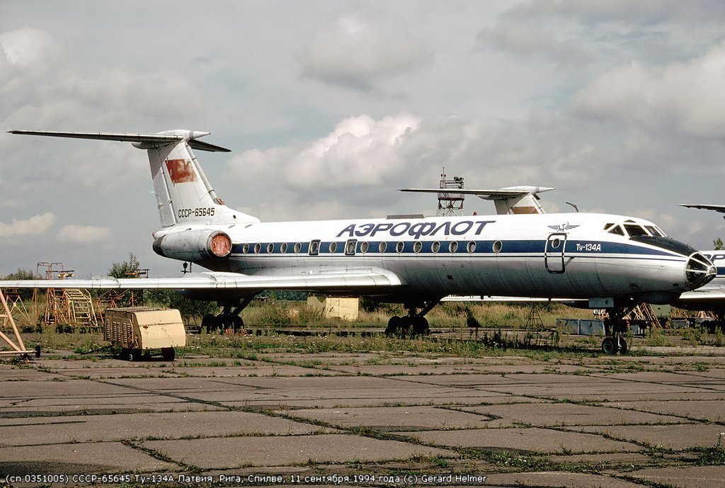 Ту-134А (зав. № 0351005), летавший в бориспольском 208-м отряде в 1972-75 годах. После завершения летной эксплуатации он стал наглядным пособием Рижского ИИГА на аэродроме Спилве в столице Латвии, где и сделано это фото. Автор Gerard Helmer, 1994 г.