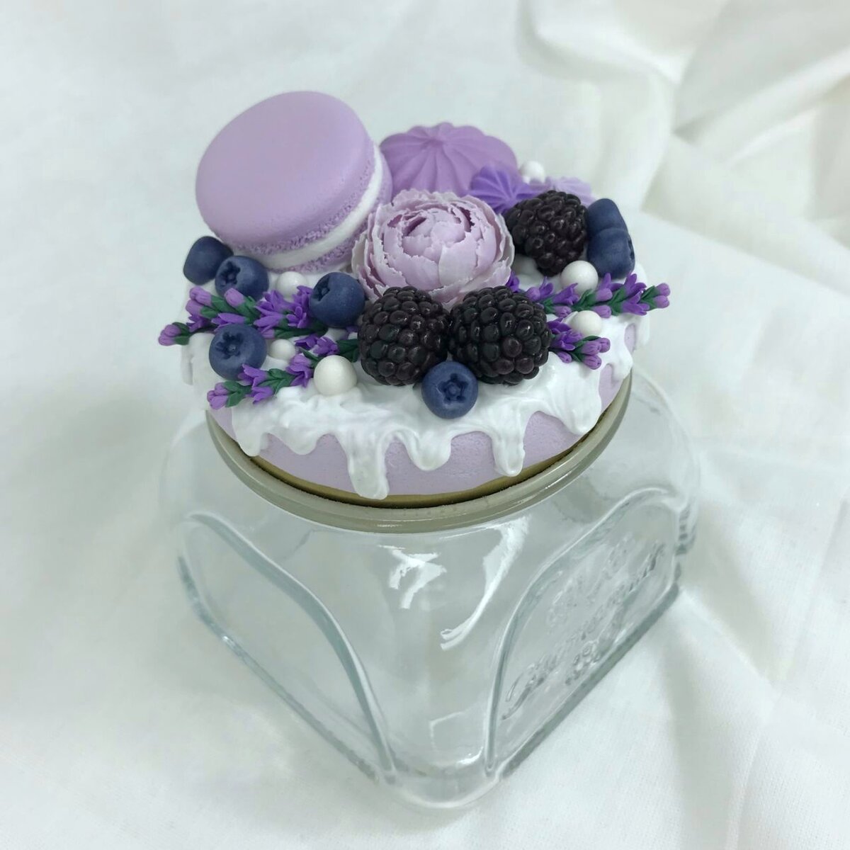 Баночка для хранения с декором из полимерной глины. Работа Марии Картавых. Фото автора