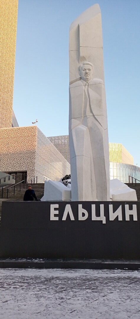 Даже не стала уточнять, кто автор данного шедевра... У Пушкина А.С. тоже двойка была по рисованию за то, что не знал анатомию и удлинял конечности всем изображенным на своих полотнах. Так, может и этот... Стихи начнет писать...