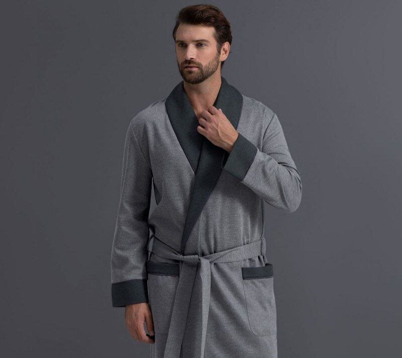В домашнем халате от Maman Folle мужчина выглядит привлекательно и элегантно. Фото © Maman Folle
