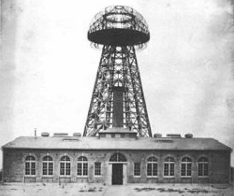 На фото: самое известное изобретение Николы Теслы – «башня Теслы». 1932 год.