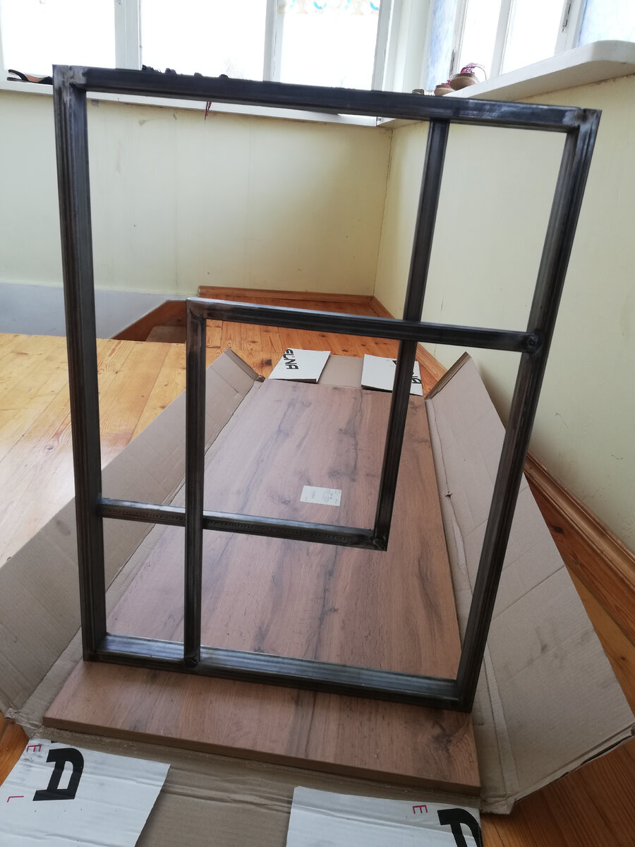 Была приобретена готовая столешница и из профильной трубы, при помощи сварки изготовил подстолье.