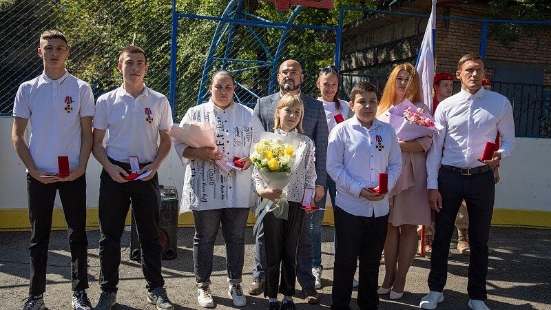     Педагоги и учащие школы №16 во Владивостоке получили награды за спасение девочки от педофила. Им вручили медали за заслуги перед Владивостоком второй степени.