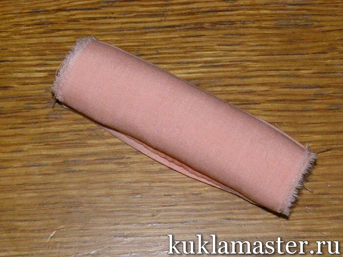 
 
 Теперь нам надо обозначить пупочек у нашего человечка. Для этого берем хлопковую красную нитку и начинаем обвязывать спереди.