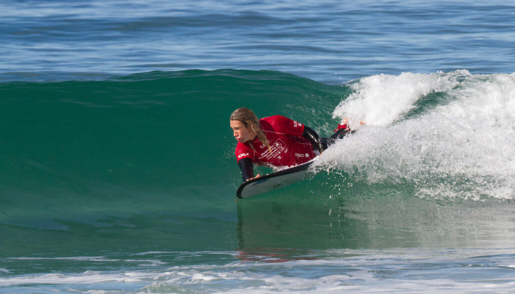 девушка-море. парень на серфе. девушка лежит на море. девушка лежит в воде. девушка и океан.