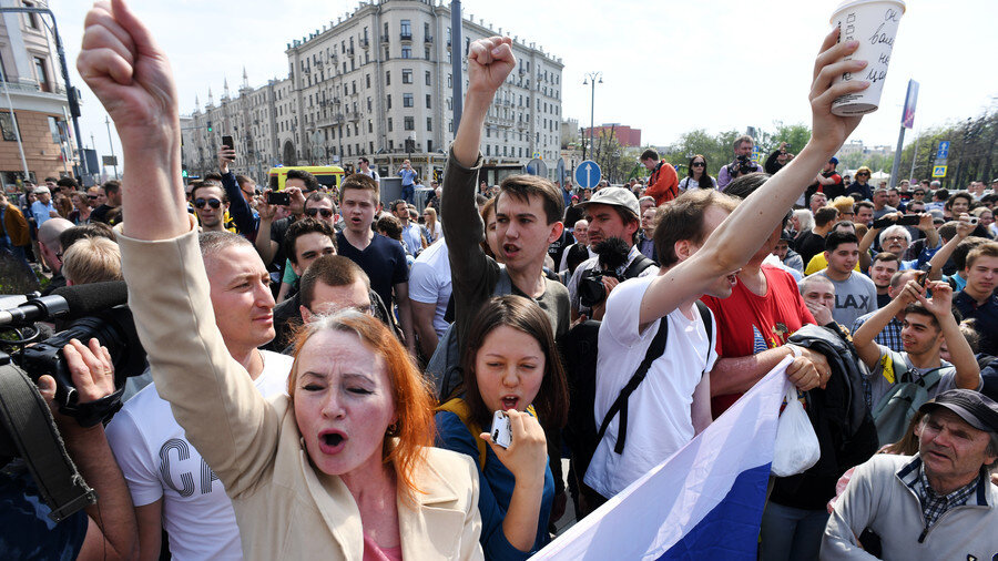 Сторонники оппозиции кричат ​​лозунги во время несанкционированного митинга в Москве © Кирилл Кудрявцев