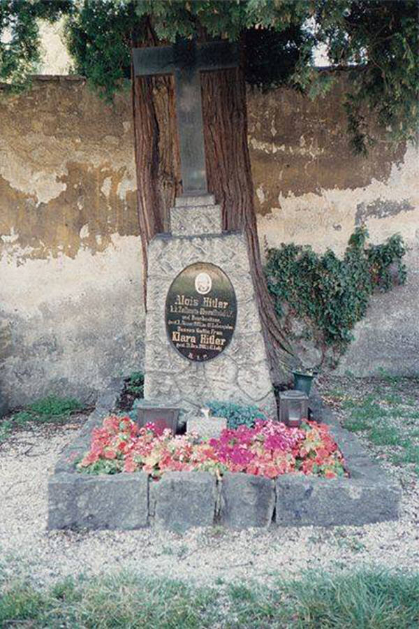 Могила Отца Фюрера.
