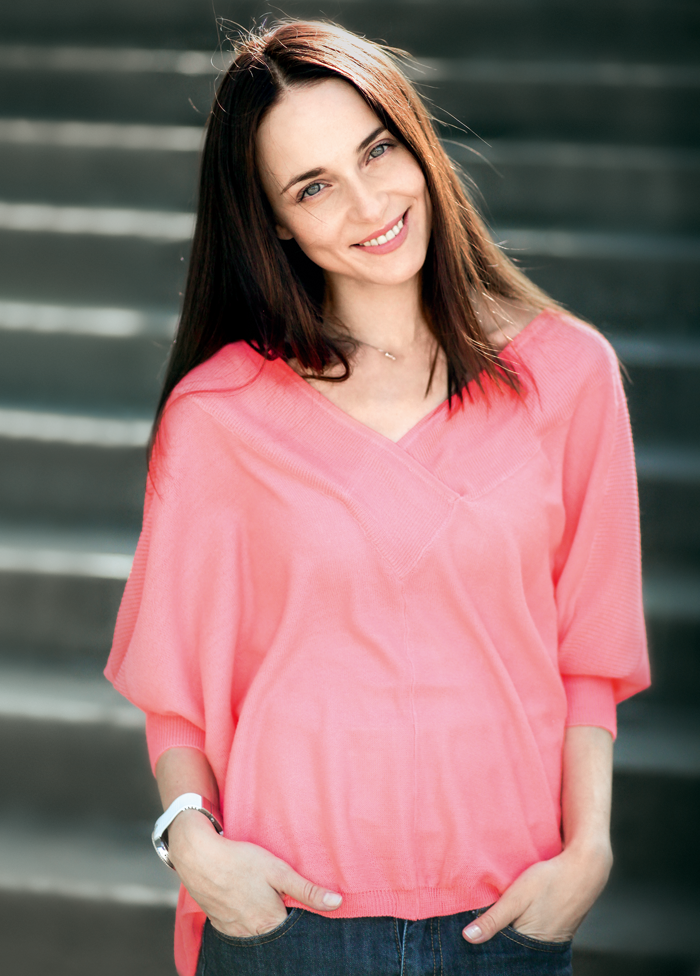 Российская актриса театра и кино, знаменита по таким картинам как: «Участок», «Общая терапия»,  «Есенин», «Татьянин день», «Исчезнувшая», а также она занимается озвучкой мультфильмов.