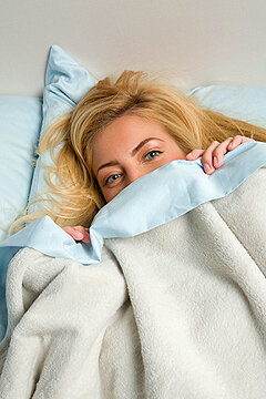 Вы можете погреться под одеялом (заодно и отдохнете), заняться домашними делами (что, безусловно, полезно) или выполнять физические упражнения (самый эффективный вариант).