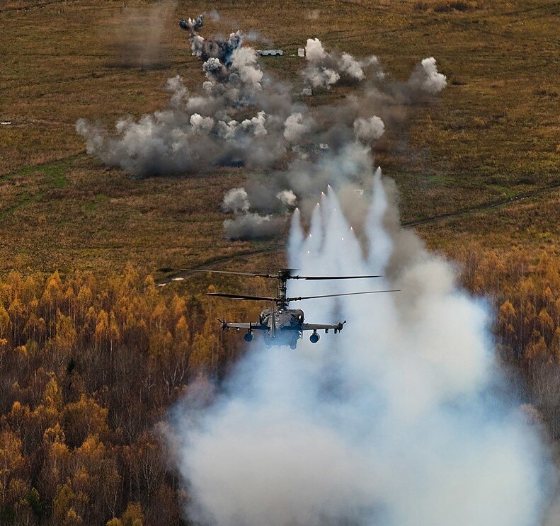 Ка-52 ведет огонь неуправляемыми авиационными ракетами (НАР)