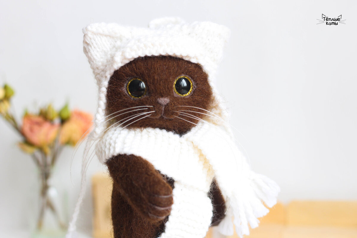 У одной тети есть котик. Прекрасный, как Иван Федорович Крузенштерн, человек и пароход.  Котик рыженький, взрослый уже. Из плюсов: он рыжий, лохматый и при этом ходит в маленький туалетик для хорька, и даже попадает в него! Из минусов – характер как у дворняжки. Гавкать не гавкает, но загрызть может. Был случай, когда тетя попросила будущего зятя вынести вещички своей дочери из квартирки. Кот, когда увидел, что имущество уплывает прямо на глазах, набросился на будущего зятя и отгрыз ему ногу по самые тестикулы. Буквально будущий зять чуть не стал бывшим, не приходя в сознание! Я не знаю специально тетя так поступила с ни в чем не повинным парнем, или имела над ним по стебаться? Тайна сея страшная есть.
Еще из плюсов – котик всеяден! Я не знаю ест ли он камни, но картошку, кабачки, мусорные пакеты, памперсы цветы и прочее он ест. Мусорные пакеты понятно зачем, видимо, чтобы кошьи каки выходили уже расфасованные, как сосиски.
Хозяйка очень им гордится, и все время его пиарит на работе, мечтая, что может кто позарится на него? Однажды ей сказали, что если бы котик был маленьким и черным, то его бы взяли, но тетя находчивая (вспомните историю с будущим зятем) и пообещала постирать его в кипятке с Лаской магия черного. Чтобы котик сел. Отличная идея я считаю! Всем бы такие, и глядишь – и мир наполнился бы миллионами вечно маленьких котиков и собачек всех возможных цветов и оттенков!
