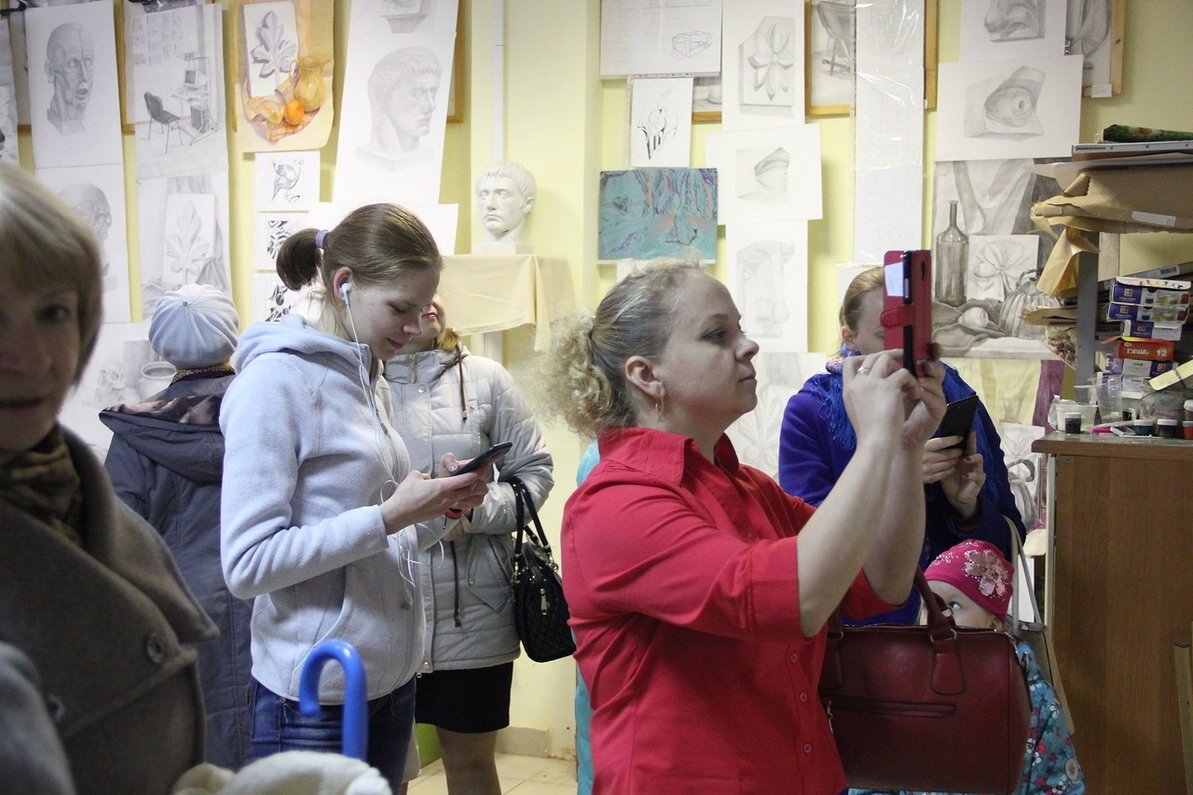 На фото родители и ученики Школы Дизайна "Мальчик.ru" после просмотра