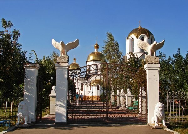 Большой храмовый комплекс в Ессентуках — это тематический парк со множеством строений и скульптур