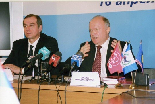 Еще небольшой исторический экскурс. Начиная с учебы в Новосибирском инженерно-строительном институте в начале 70-х, Сергей Левченко упорно карабкался сначала по комсомольской, а затем по партийной лестнице. В 1987 году он стал председателем Юго-Западного райисполкома города Ангарска, к 1991 году дошел до первого секретаря Ангарского горкома КПСС. Дальнейшая его карьеры была практически предопределена: рабочее происхождение и безукоризненная, по советским меркам, биография, предполагали, что он сначала станет вторым секретарем обкома КПСС, затем первым секретарем, а затем пойдет на повышение в Москву, в ЦК КПСС. И если бы в 1991 году СССР не развалился, а КПСС не стал бы запрещенной партией, то, чем черт не шутит, где-нибудь к 2018 году Сергей Левченко мог бы стать главой государства.


Левченко Сергей Георгиевич, июль 2011 года. © Проект "Лица Сибири"
В 1993 году, оправившись от удара, Сергей Левченко начал политическую карьеру с нуля. Так как ничего другого он не умел, то пришлось присягнуть крайне далекой от ленинских идеалов КПРФ и идти по накатанной дорожке. В том же году его без каких-либо оснований избрали (по сути назначили) первым секретарем обкома КПРФ, в 1997 году приняли в ЦК КПРФ. Начиная с 1997 года, Левченко упорно боролся за кресло губернатора региона, однако проиграл все выборы.
В 2007 году Сергею Левченко удалось прорваться в Госдуму. В 2015 году, удачно воспользовавшись протестом элит против действующего губернатора Сергея Ерощенко, он смог осуществить свою мечту — стать губернатором Иркутской области.
