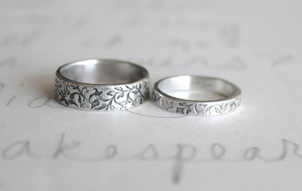 Кольца из белых металлов