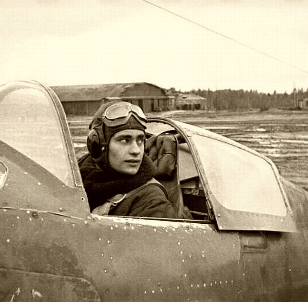 Лейтенант А. Н. Катрич в кабине истребителя МиГ-3.