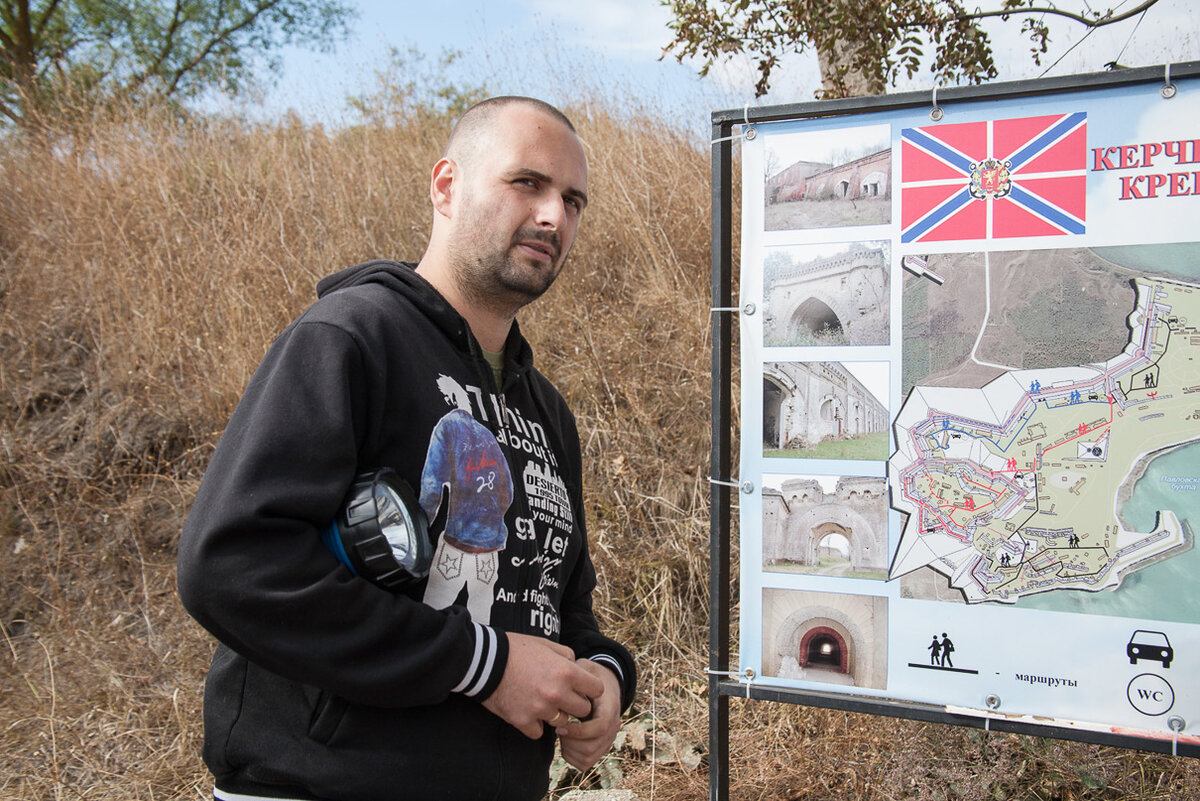 Руслан показывает на карте наш маршрут перед началом экскурсии