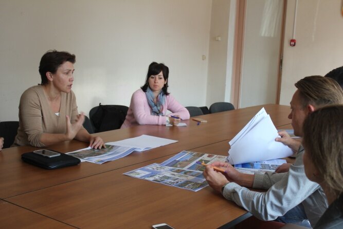 В поездке их сопровождали заместитель руководителя аппарата Правительства Ивановской области Людмила Дмитриева и группа студентов ИВГПУ во главе с преподавателями Александром Огурцовым и Ириной Ситниковой