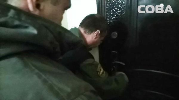 "Вы дверь ..... не ломайте, понятно?", - кричал буян, обещая облить кипятком лично каждого, что шагнёт через порог