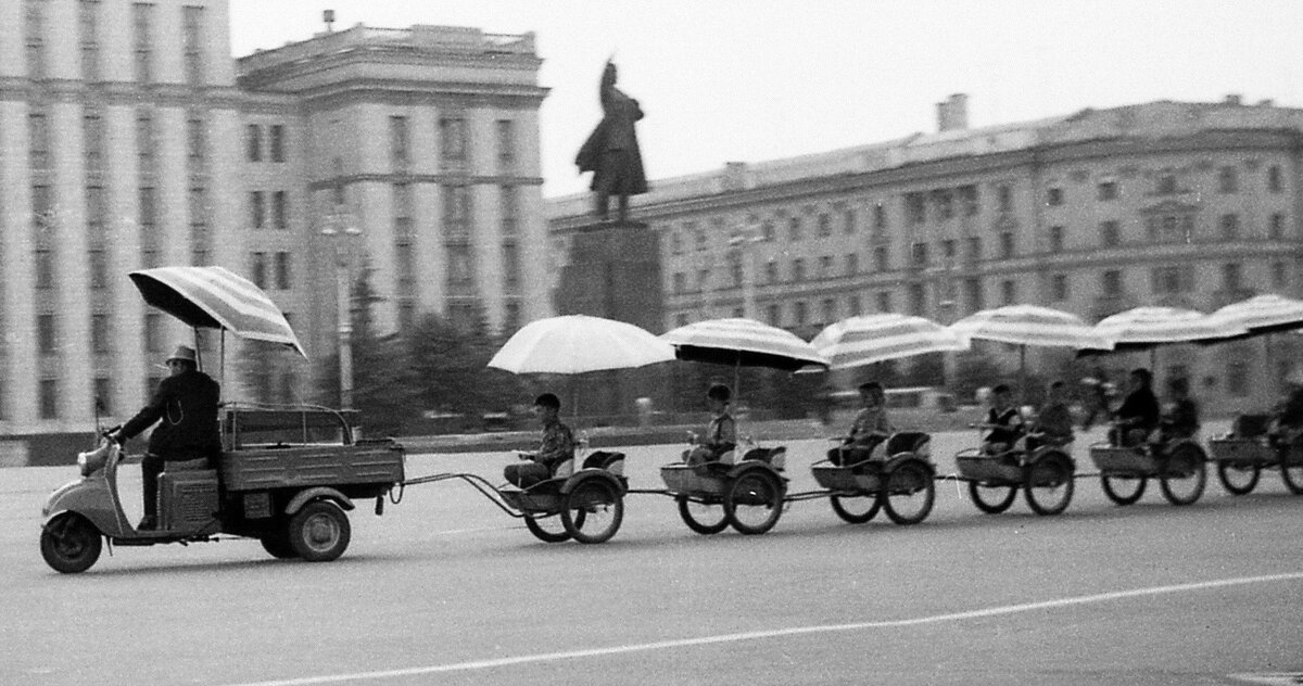 Двигатель одноцилиндровый бензиновый двухтактный с принудительным воздушным охлаждением, рабочий объём — 199 см³, мощность — 11л. с