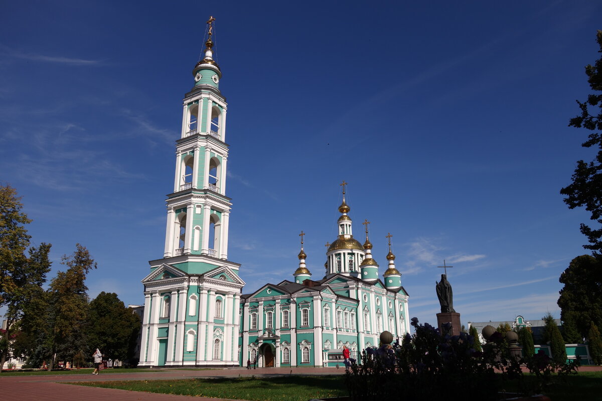 Старейшая площадь города - Соборная. Над ней почти четыре века гордо возвышается первый каменный храм Тамбова и старейший православный собор во всей области - Спасо-Преображенский кафедральный собор (1783). Точка на карте: г. Тамбов, пл. Соборная.