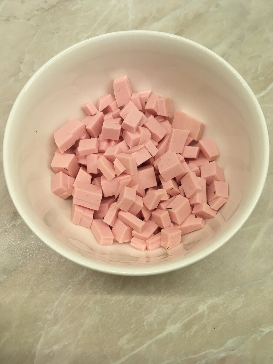 Нарезаем колбасу кубиками.