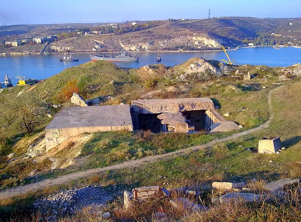 Вход в "Крот" в Троицкой бухте, Севастополь 