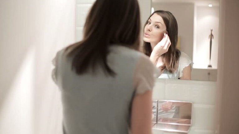 Девушка перед зеркалом(Взято для примера)