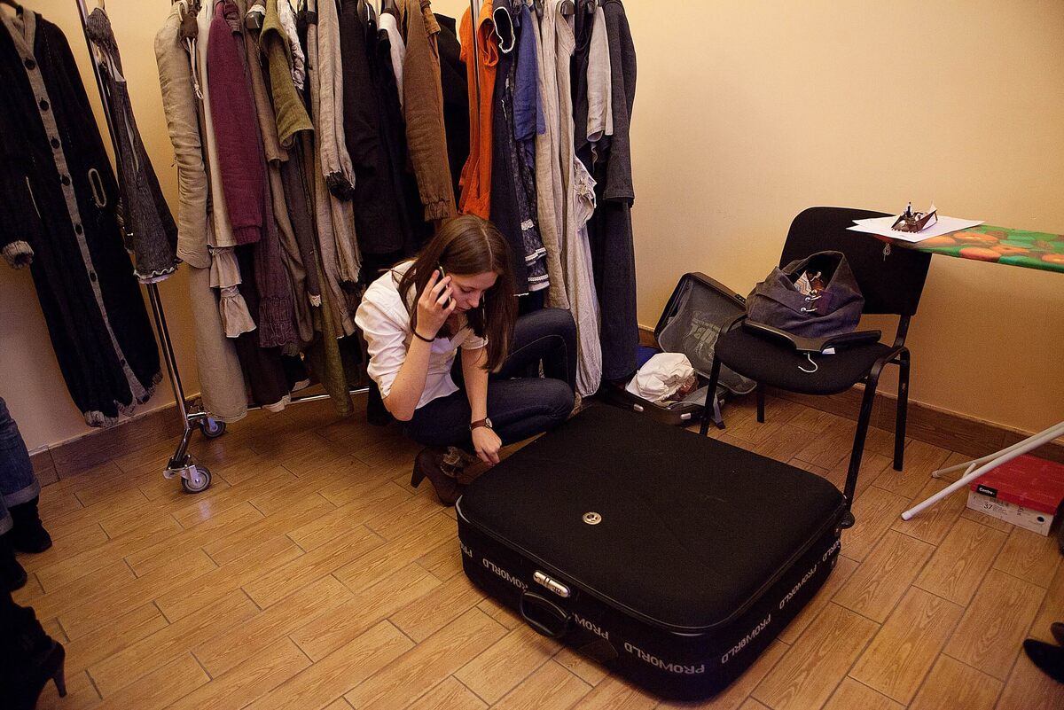 Стандартная фотография с мероприятия ― обязательно с телефоном и предельно важным видом