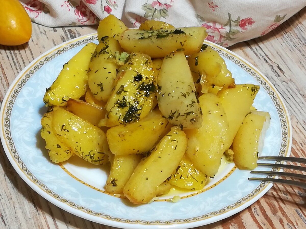 Картошка с кожурой на сковороде