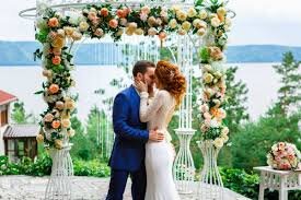 Этот день настал, и он запомнится навсегда. Сегодня произойдет обряд, который определить дальнейшую судьбу молодых, красивых и счастливых людей. Позади тайные встречи, свидания под луной, робкие поцелуи, и надежда на создания крепкой семьи. Закончились все приготовления, разосланы все приглашения, выбраны места посещения свадебного кортежа. Вместе бегали, по ювелирным магазинам выбирая обручальные кольца, обсуждали с подружками фасон и цвет свадебного платья. Среди друзей и подруг жениха и невесты тщательно отобрали свидетелей регистраций. В жарких спорах обе стороны согласовали свадебные церемонии в соответствии с традициями. В этот день Вы встаёте очень рано и через несколько часов выглядите самой красивой и желанной и сразите жениха наповал. Слышно звуки свадебного кортежа, а сердце бьётся в груди как птица в клетке. Раздаётся, шаги любимого и наступает главный момент в жизни молодых.