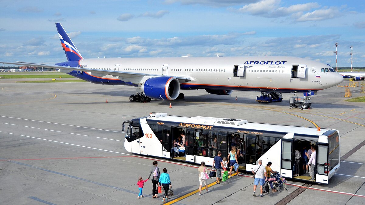 Для изображённого на фото самолёта Boeing 777-3M0ER размер сбора за взлёт и посадку в Шереметьево в конце этого года может возрасти с 77 до 153 тысяч рублей, что с учётом показателя занятости кресел означает рост стоимости для каждого пассажира с 234 до 466 рублей для билета туда/обратно