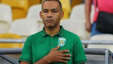 Фото: UA-FootballПо информации официального сайта «Карпат», 53-летний португальский специалист, который ранее был ассистентом Жозе Моуринью, воспользовался опцией выкупа контракта.
