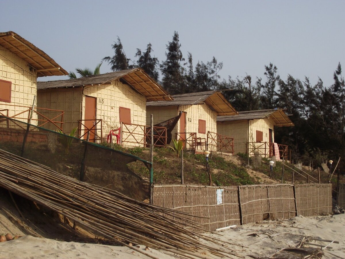 Вот так выглядят некоторые "отели" на ГОА, соломенная хижина на берегу моря.